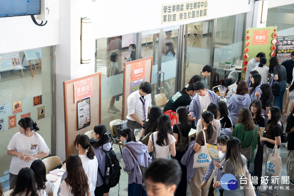 長庚大學校長湯明哲提醒新生要學好專業基礎,方能判斷AI提供的資訊是真還是假,才是企業與社會真正需要的人才。圖為長庚大學115學年新生社團嘉年華