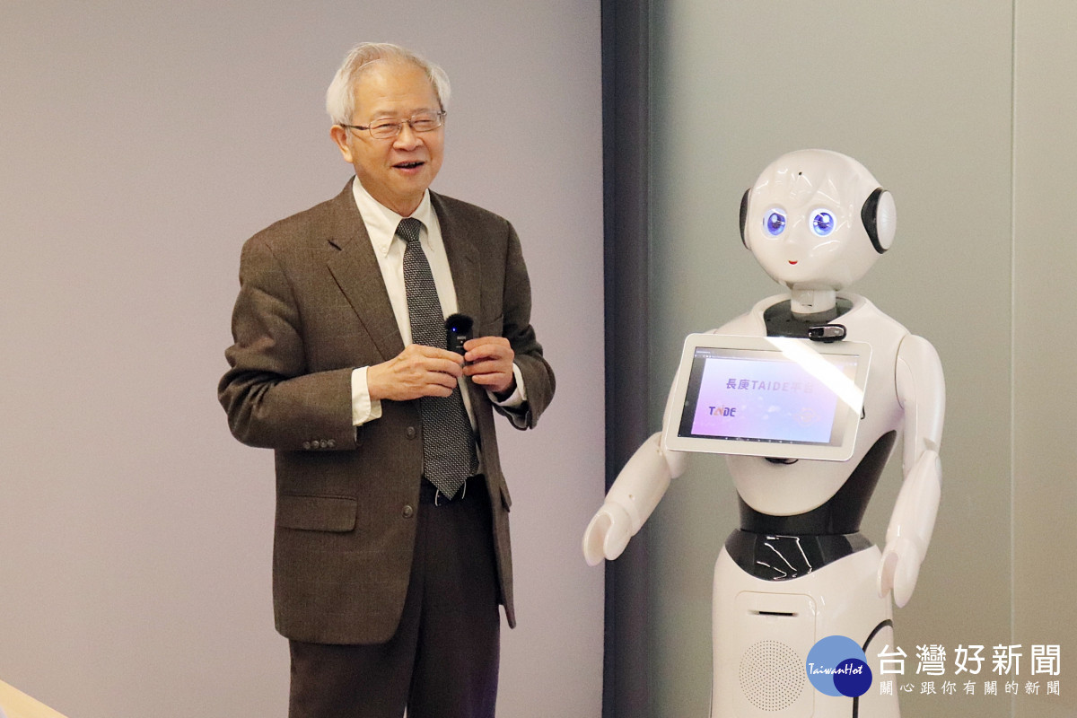 面對 AI時代,湯校長認為大學更要培養學生判斷、思考與溝通能力,學會「駕馭AI」,而不是被AI牽著走