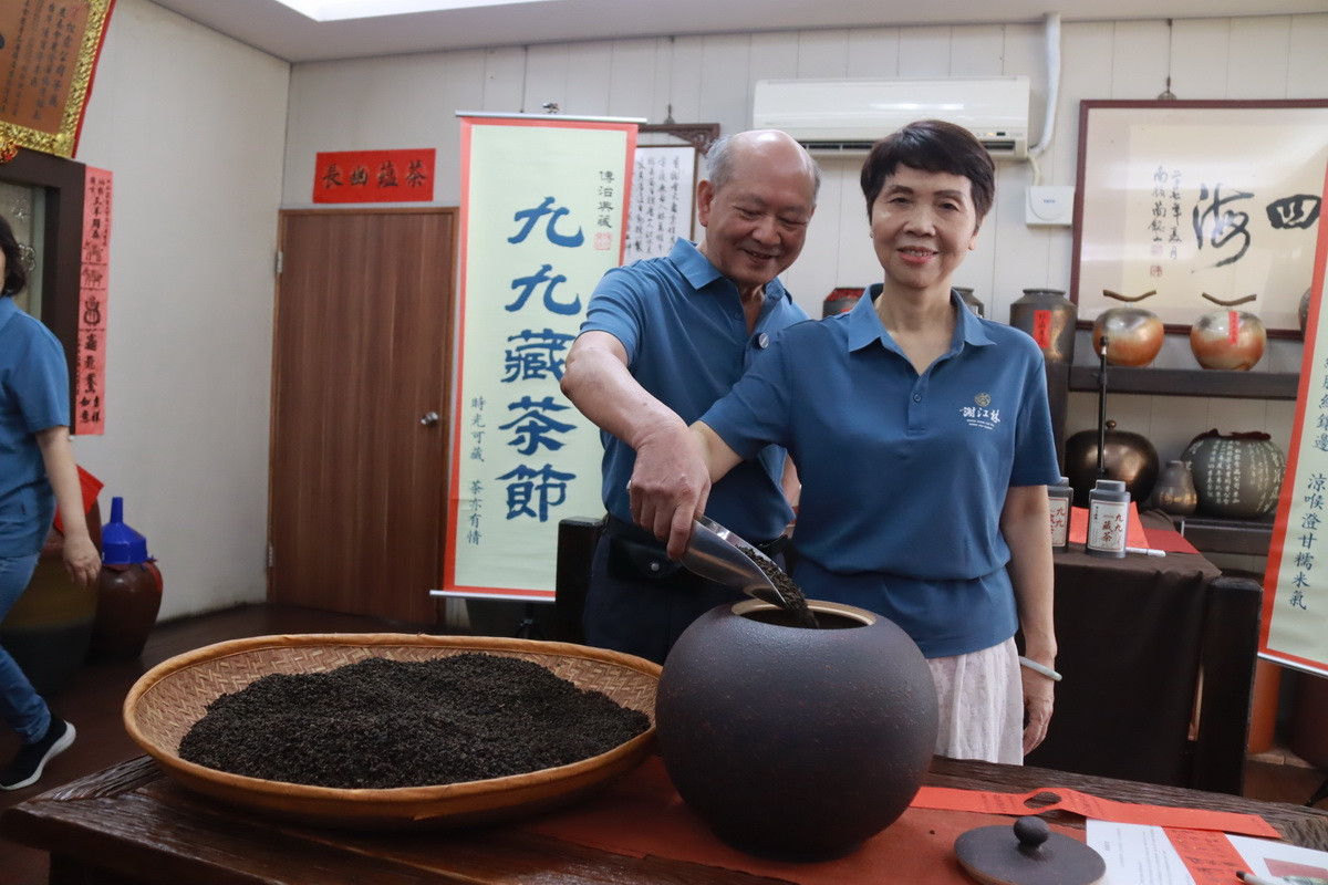 謝江林夫婦與好友共同封存好茶，茶香情誼久久珍藏。（記者扶小萍攝）