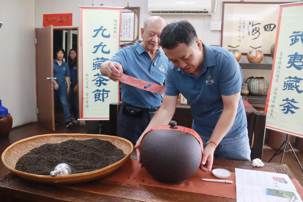 賓客簽名謝氏父子封存。（記者扶小萍攝）