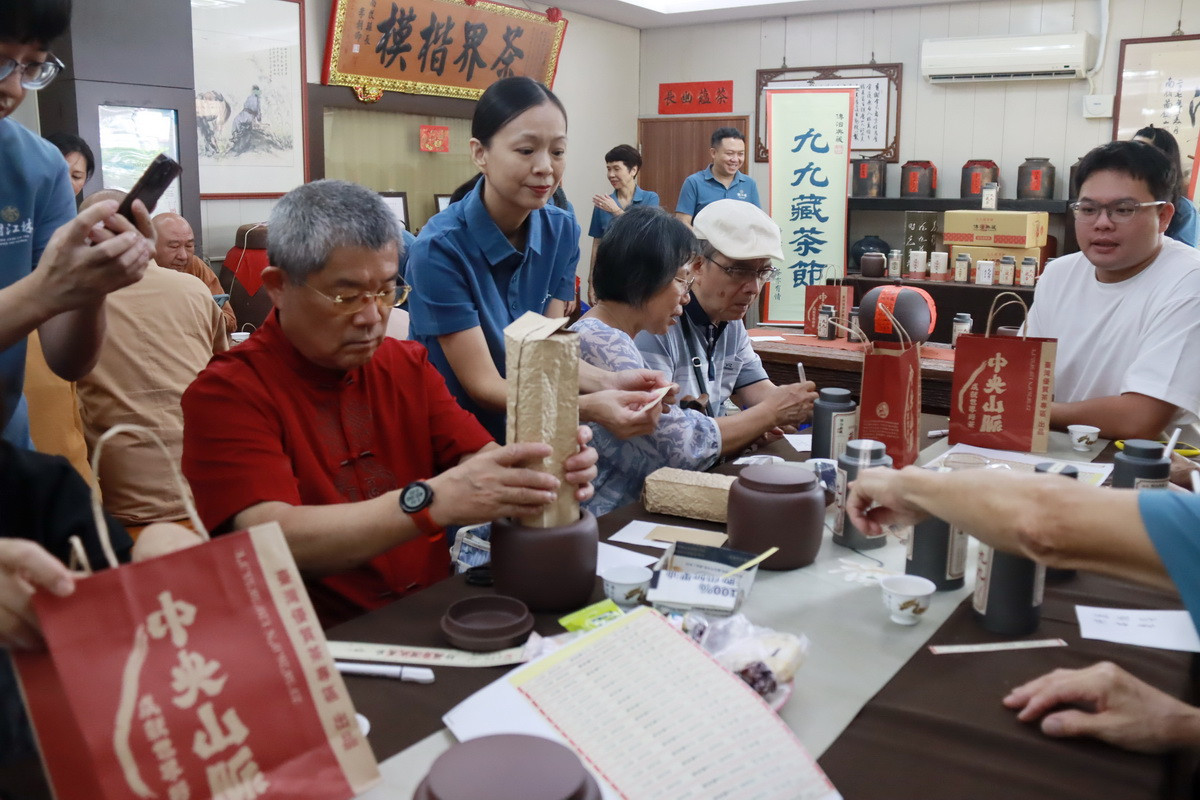 嘉賓體驗藏茶的的意義。（記者扶小萍攝）