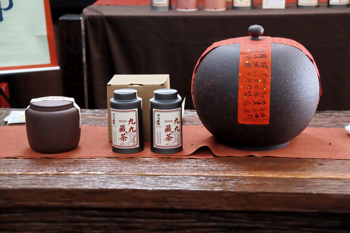 左邊這一甕茶倉質地優異，9月底前藏茶贈兩罐茶葉（中）。（記者扶小萍攝）
