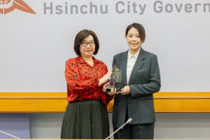 稅務局長蘇蔚芳市務會議前獻獎，市長高虹安特別予以勉勵。