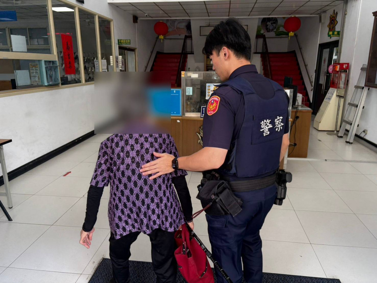 警方經查證確認為92歲吳姓婦人,將她帶返派出所休息並聯繫家屬。