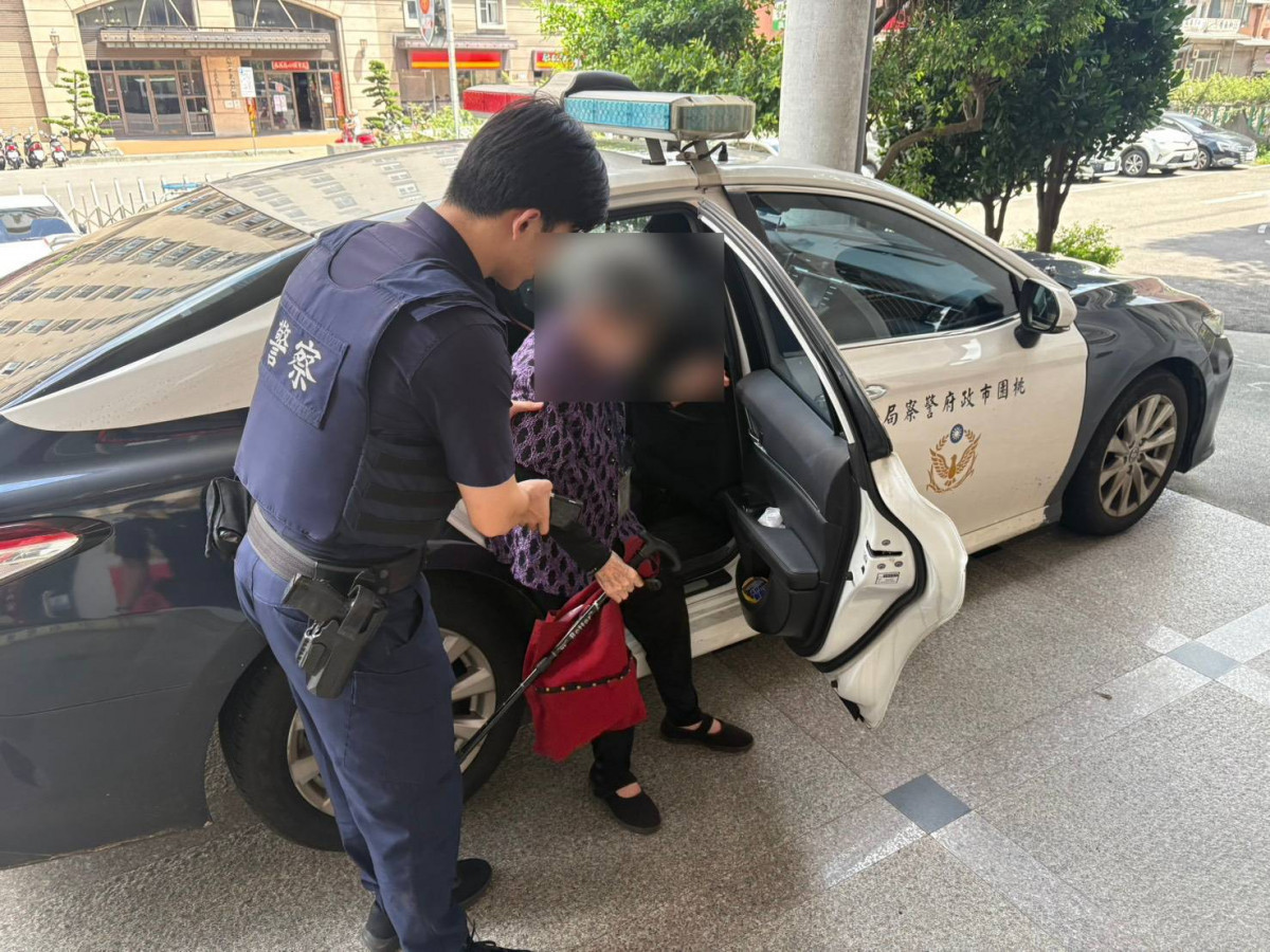 警方經查證確認為92歲吳姓婦人,將她帶返派出所休息並聯繫家屬。