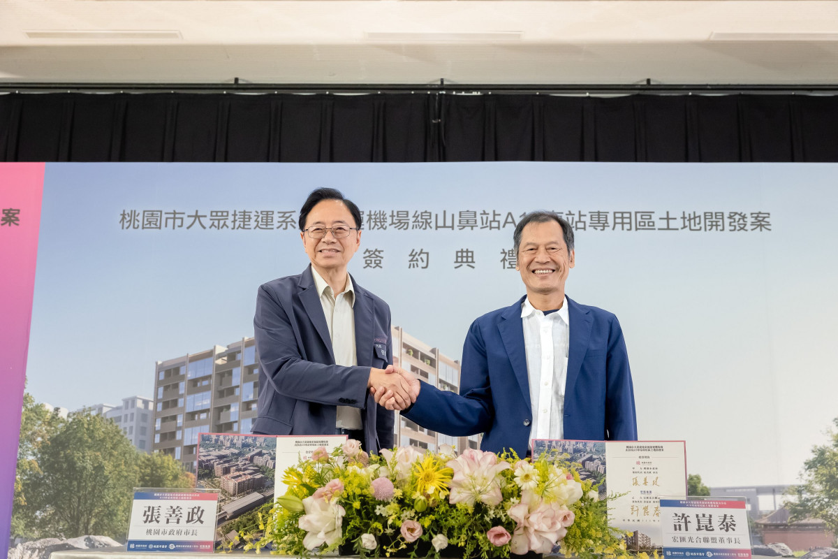 桃園市長張善政與許崑泰董事長合影。