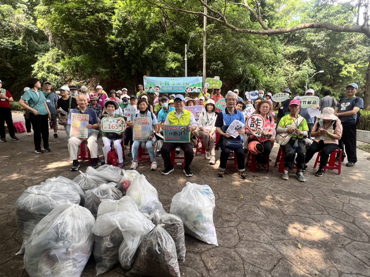 新竹郵局在新竹市十八尖山舉辦淨山活動。