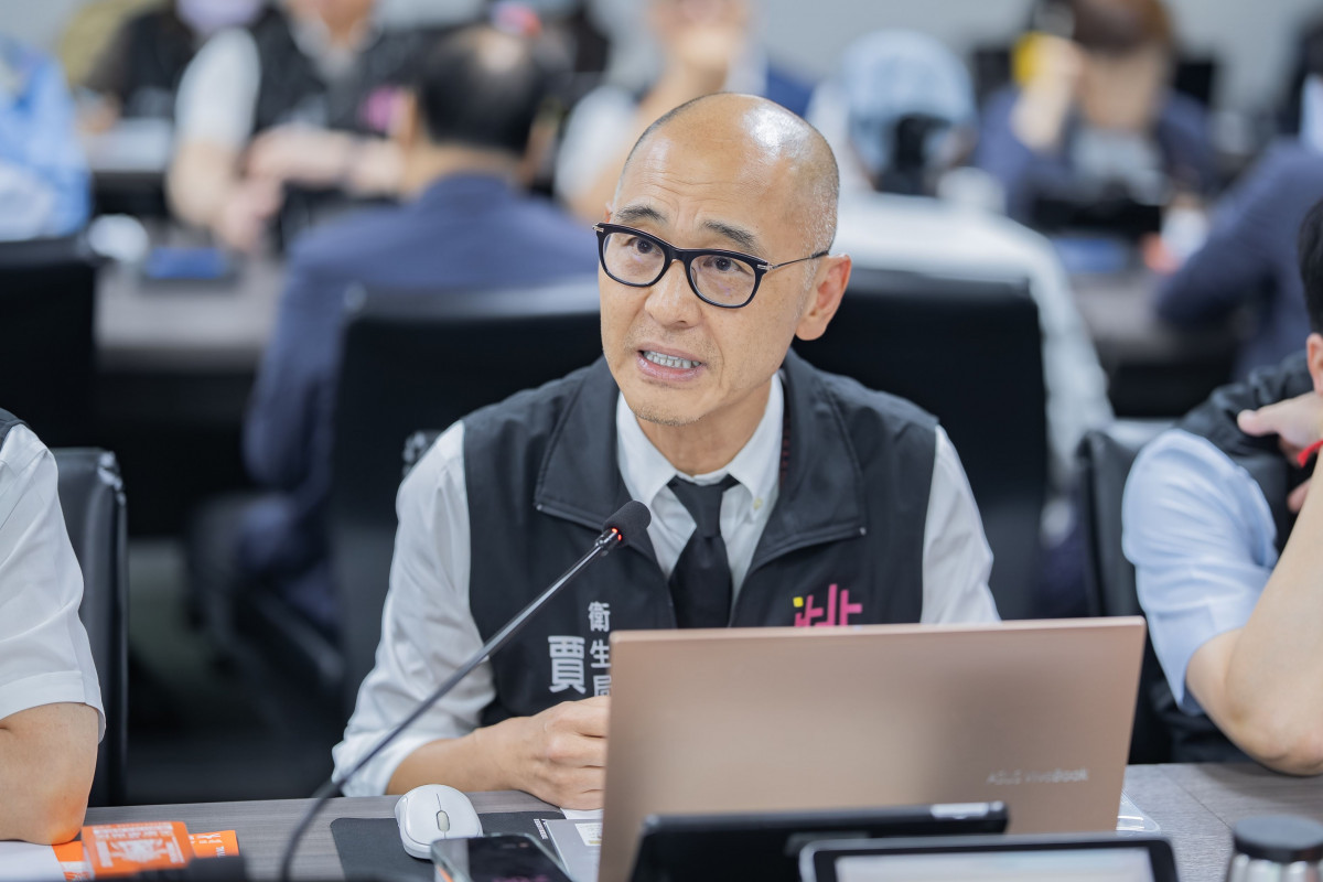 衛生局長發言。