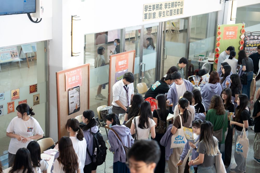 長庚大學校長湯明哲在新生入學時提出警告:培養判斷、思考與溝通能力,讓學生學會「駕馭AI」,而不是被AI牽著走。(圖/長庚大學)