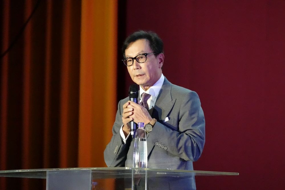 蔡明忠董事長提醒東海新鮮人要留意自己的情緒。失意的時候,能夠好好的安慰自己;得意的時候,也要提醒自己,不要忘形。(圖/東海大學)