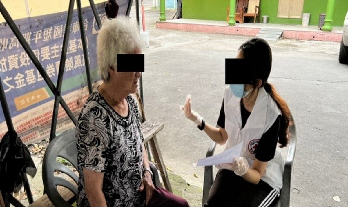單位志工關懷訪視獨居長者。(社勞局提供)<br />