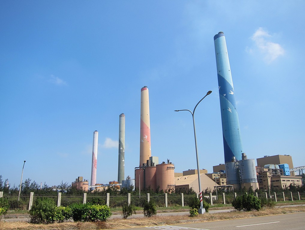 台中火力發電廠燃煤機組煙囪。（圖／資料照片，圖源：台中市府環境保護局）
