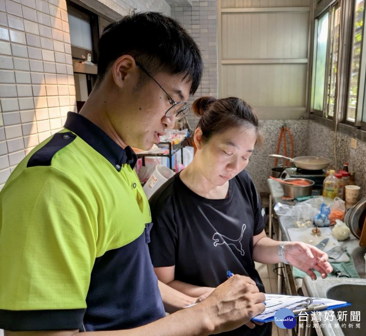 消防人員進行液化石油氣使用場所清查及輔導。
