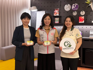 桃園市政府青年事務局社會企業中心媒合南港老爺行旅與社企職人雞合作，將永續食品導入旅宿客房。（左起：南港老爺行旅洪郁甄副總經理、桃園市政府青年事務局侯佳齡局長、職人雞李幸樺共同創辦人）