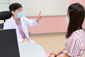 邱奕賓醫師提醒，若出現突發性、單側且持續不斷的耳鳴，應儘速就醫檢查，把握耳中風黃金治療期。