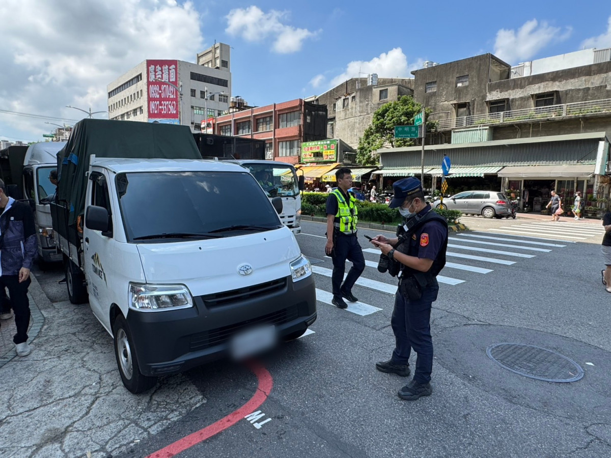 中壢警分局針對新明市場及周邊道路執行跨機關聯合稽查。