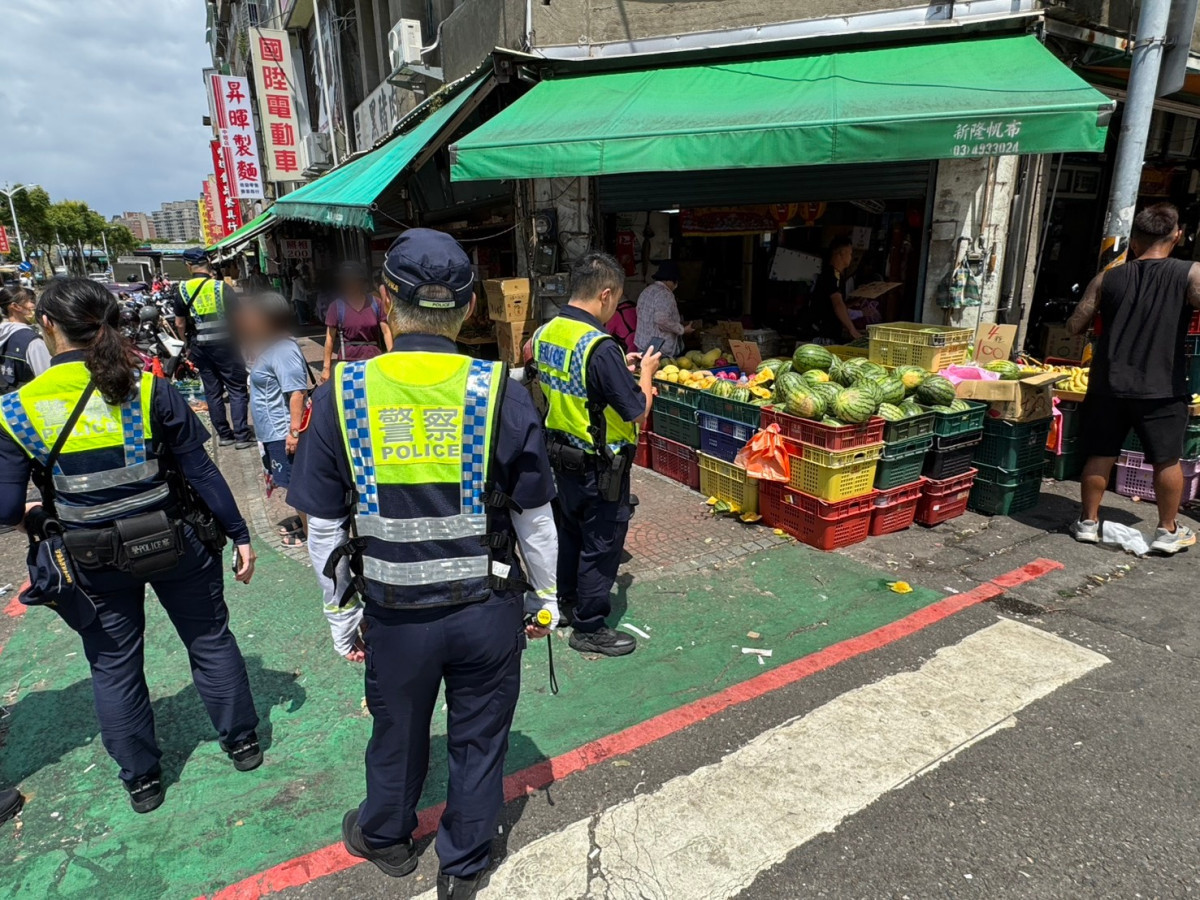 中壢警分局針對新明市場及周邊道路執行跨機關聯合稽查。