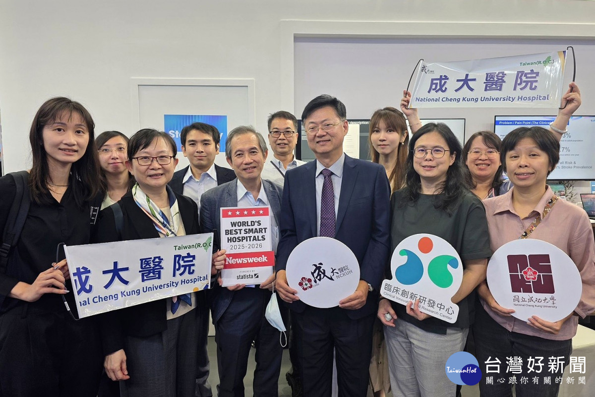 成大醫院院長許耿福(右5)率團參與Medical Fair Asia 2026