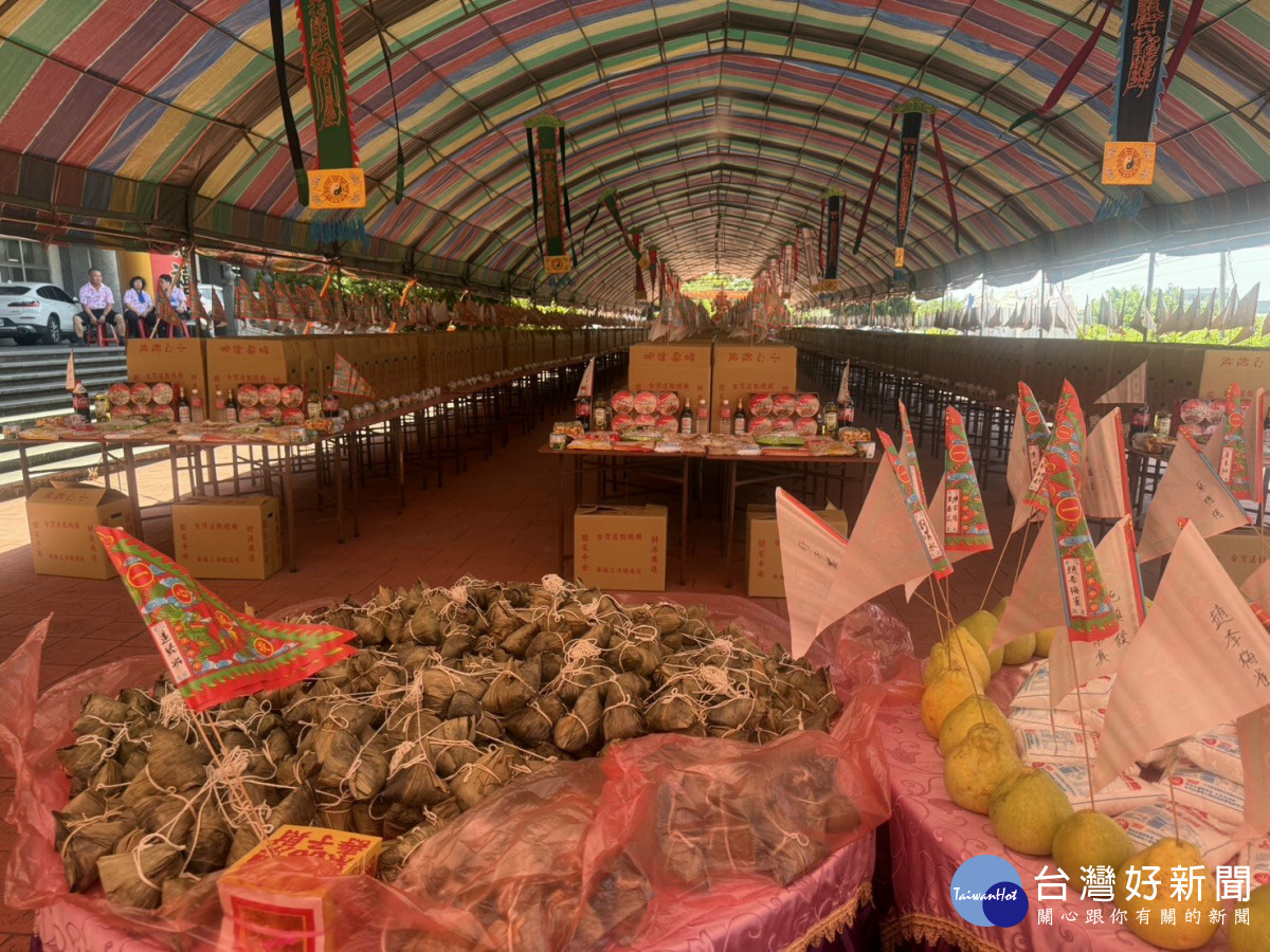 無極三清總道院信眾踴躍參與普渡　二千餘桌與豐富食材場面浩大熱鬧