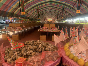 外埔區無極三清總道院，十日下午（鬼月最後一天）隆重舉辦慶讚中元，供迎諸神與會普渡，送好兄弟返回地府儀式，二千餘桌祭品及豐富的料理美食，在官員、民代及信眾參與祭典下，顯得特別隆重。（記者陳榮昌攝）