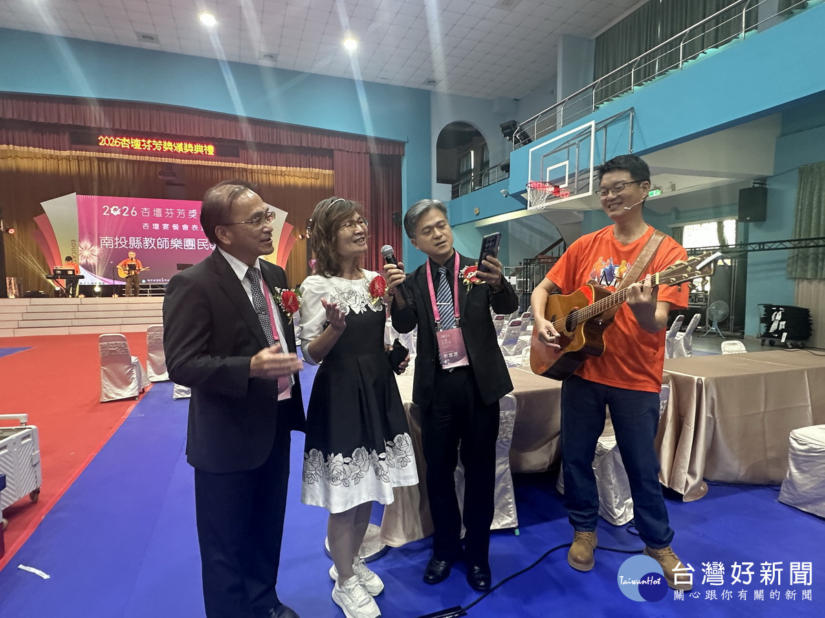 彭署長與台下教師等一同合唱民歌。(記者扶小萍攝)