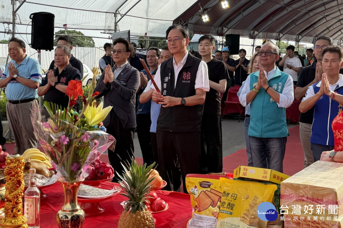 桃園市長張善政於上梁典禮中焚香祝禱工程順利。<br />