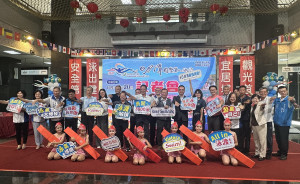 王副縣長與嘉賓宣布9月20日萬人泳渡登場。（記者扶小萍攝）