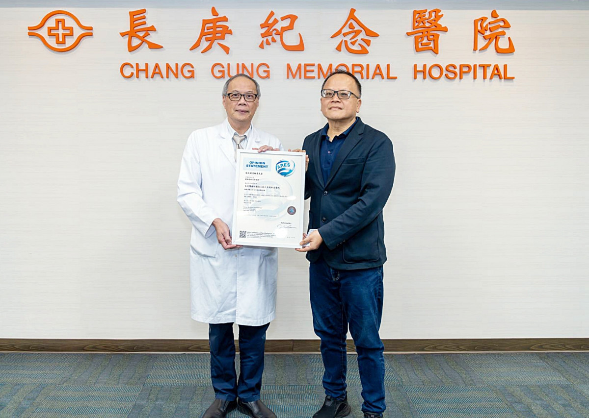 林口長庚陳建宗院長(左)接受亞瑞仕國際驗證股份有限公司陳勁宇董事長(右)頒發認證證書。林口長庚率先完成血液透析服務碳足跡盤查,為國內醫療體系建立可追溯的永續碳管理基準。(長庚醫院提供)