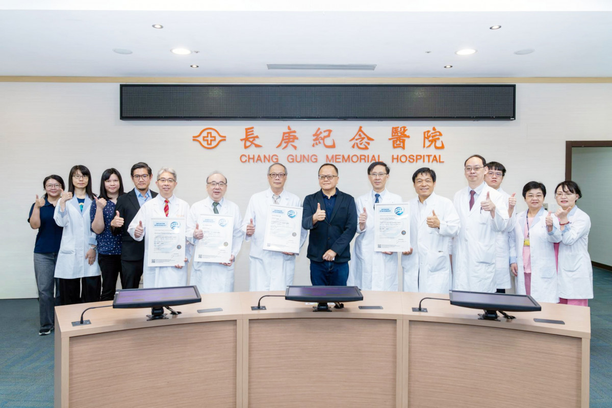 林口長庚綠色透析團隊主席腎臟科張智翔教授(右四)在醫院全力支持下,帶領團隊完成全台首創血液透析與腹膜透析服務碳足跡盤查,展現林口長庚推動永續醫療與綠色轉型的決心。(長庚醫院提供)