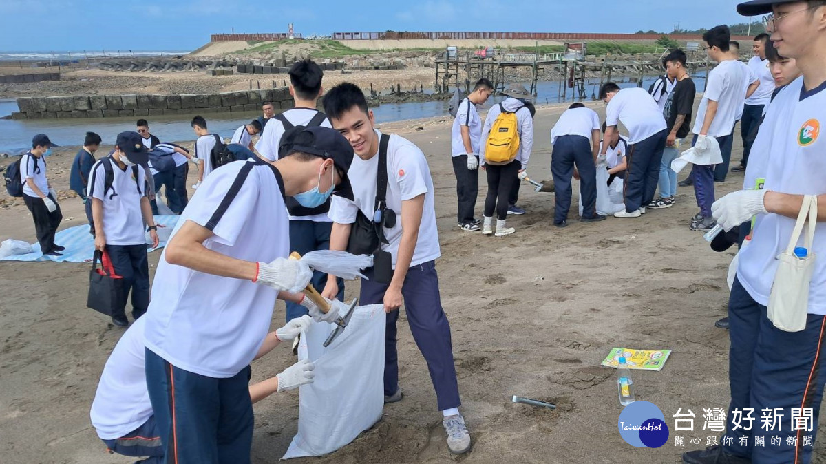 結合淨灘公益活動,讓役男從防災實作一路做到環境守護,也為災害發生時投入協助預作準備。<br />
<br />