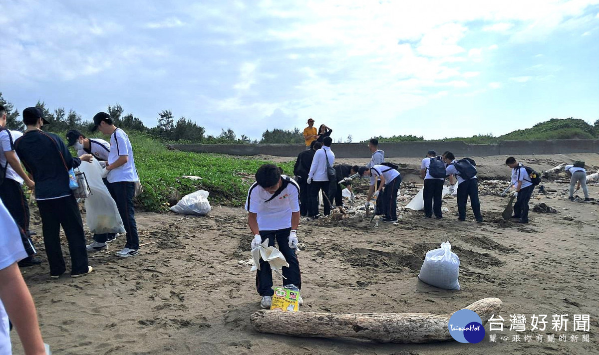 結合淨灘公益活動,讓役男從防災實作一路做到環境守護,也為災害發生時投入協助預作準備。<br />
<br />