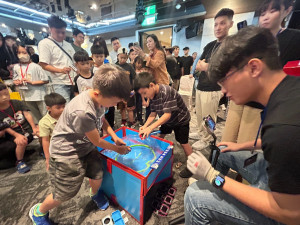 夏日戰鬥陀螺爭霸賽吸引大小朋友參賽。