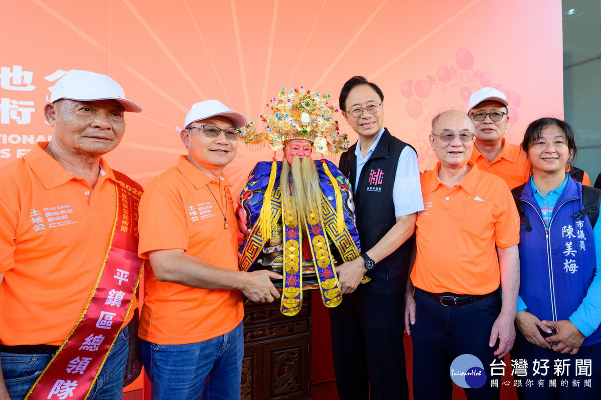 桃園市長張善政出席「2026土地公國際民俗藝術節啟程儀式暨會師踩街」活動。