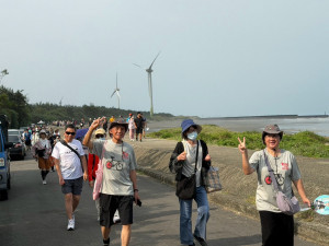 竹縣新豐健走登場， 逾600人走訪百年石滬。