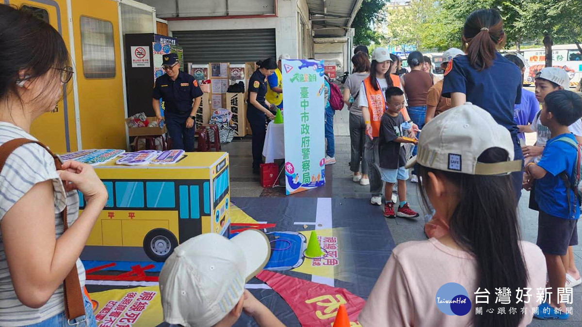 台中市警局設置交安闖關活動,宣導騎車不搶快、路口停讓及遠離大型車。