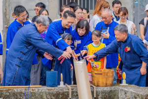 蘇副市長將字紙灰恭敬地送入流水中，象徵漢字文化遠播四方。