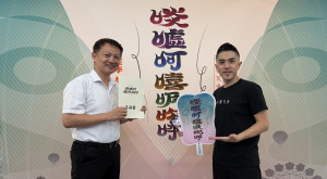 中壢警分局長林鼎泰與老同學「御天十兵衛」合影。