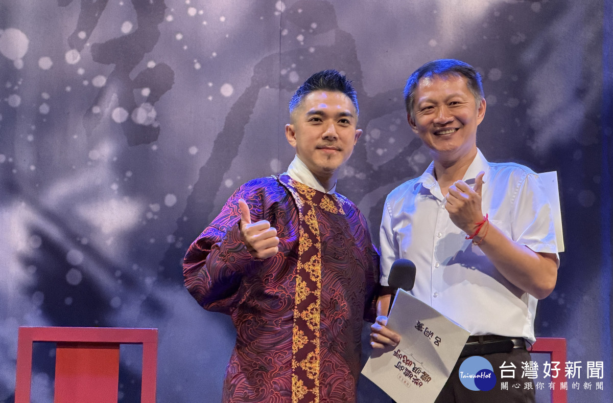 中壢警分局長林鼎泰與老同學「御天十兵衛」合影。