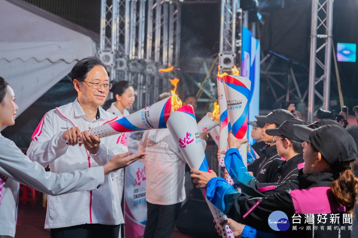 桃園市長張善政親自接引點燃聖火。