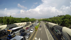 台中客運清晨驚見乘客亮刀，司機機警將車駛往派出所，警方到場迅速處置。（圖：陳招宗 攝）