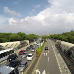 台中客運清晨驚見乘客亮刀，司機機警將車駛往派出所，警方到場迅速處置。（圖：陳招宗 攝）