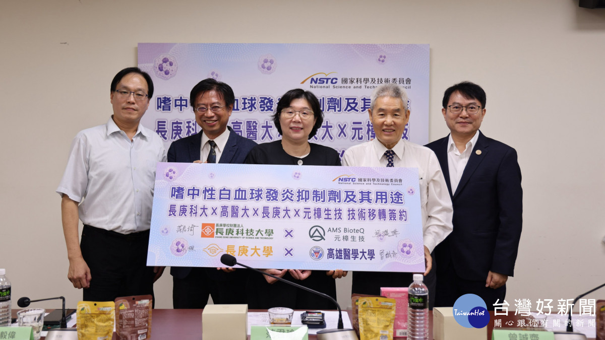 長庚科大范君瑜校長(右3)、長庚科大黃聰龍副校長(右1)、長庚大學技術合作處王永樑主任兼執行秘書(左1)、高醫大醫藥暨應用化學系曾誠齊教授(右2)與元樟生技總經理張毅偉(左2)共同展示簽約板。