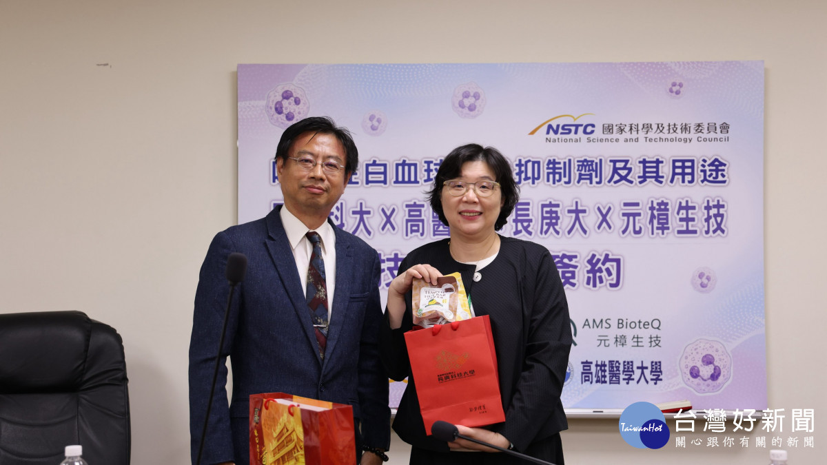 長庚科大范君瑜校長(右)代表三校致贈紀念品給元樟生技總經理張毅偉(左)