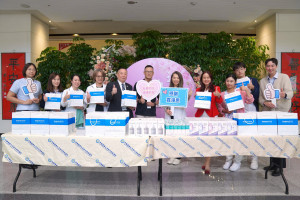 醫美保養品牌創辦人謝玠揚與蔡松霈博士特別於中秋節前，致贈中國醫藥大學新竹附設醫院同仁自家醫美保養品。