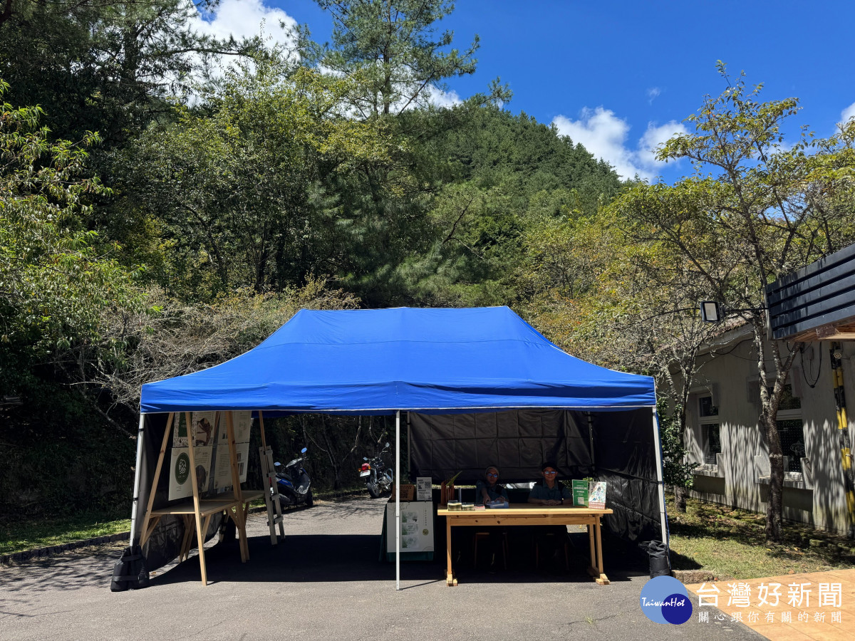 武陵國家森林遊樂區遊客中心整修期間，於建築物外搭設臨時服務處，持續提供遊客諮詢及相關服務。