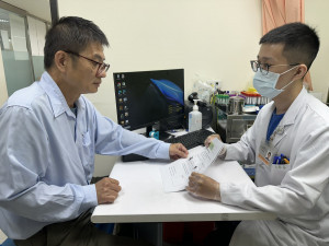 檢驗人員向民眾說明血液腫瘤標誌檢測與健康管理觀念，提醒AFP等檢驗項目是健康風險評估的重要參考，異常仍須配合影像檢查及醫師評估。