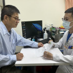 檢驗人員向民眾說明血液腫瘤標誌檢測與健康管理觀念，提醒AFP等檢驗項目是健康風險評估的重要參考，異常仍須配合影像檢查及醫師評估。