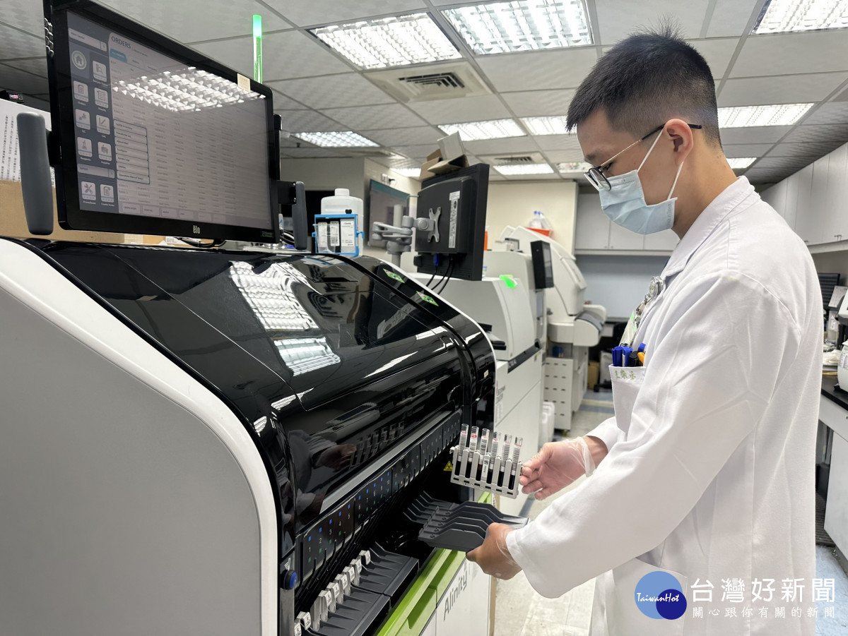 檢驗人員操作自動化血液檢驗設備，透過精準血液檢測提供臨床醫師可靠數據，協助健康風險評估與後續診療。