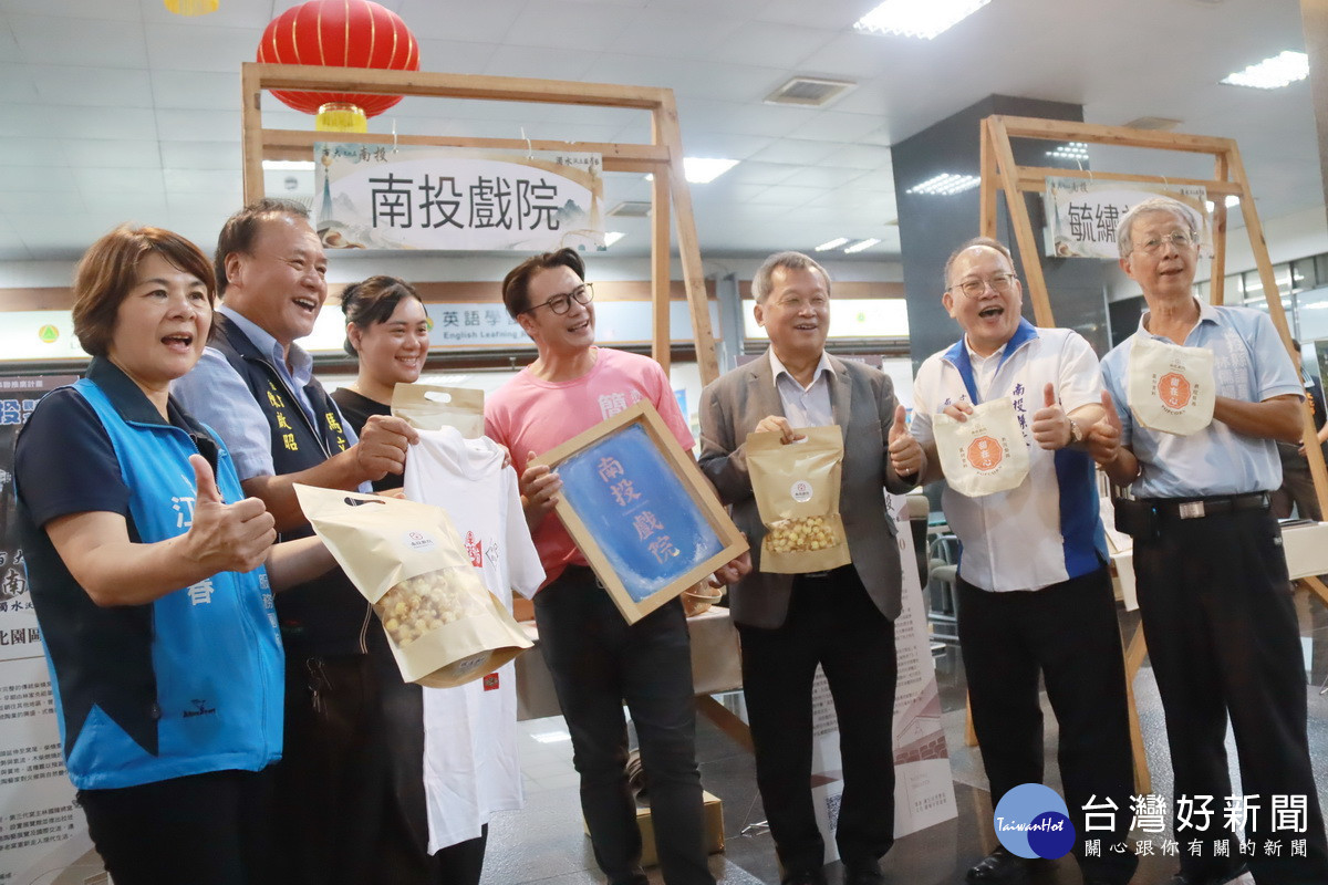 王副縣長與嘉賓到六大基地攤位巡訪。(記者扶小萍攝)
