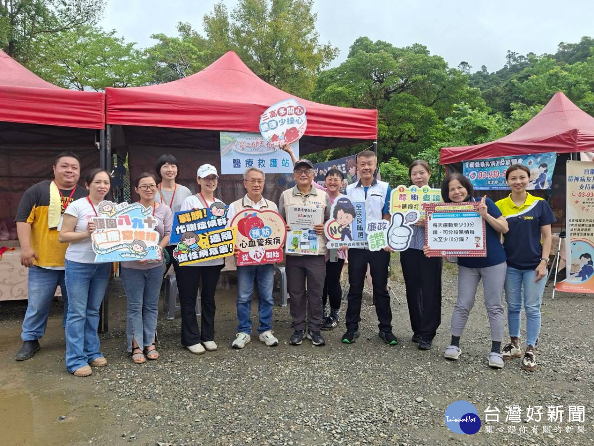 勞工健走漫步龍潭湖　新北環保局跨界倡廉能